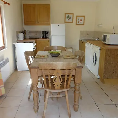 Σπίτι διακοπών Daisy With Seasonal Swimming Pool