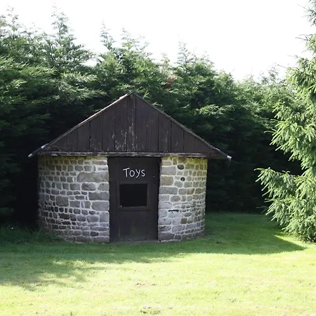 Σπίτι διακοπών Daisy With Seasonal Swimming Pool