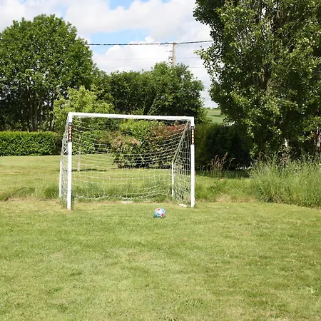Дом отдыха Daisy With Seasonal Swimming Pool Le Mesnil-Gilbert