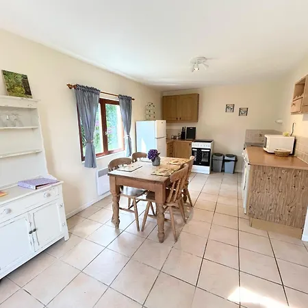 Daisy With Seasonal Swimming Pool 펜션