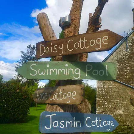 Daisy With Seasonal Swimming Pool * Le Mesnil-Gilbert
