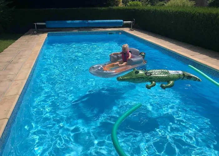 Daisy With Seasonal Swimming Pool Сasa de vacaciones Le Mesnil-Gilbert