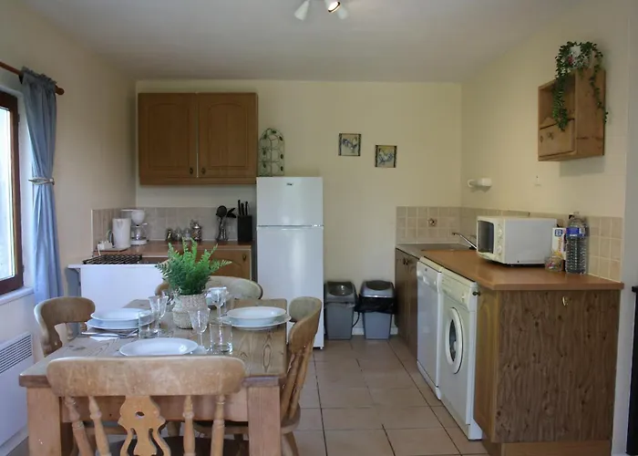 Daisy With Seasonal Swimming Pool Сasa de vacaciones